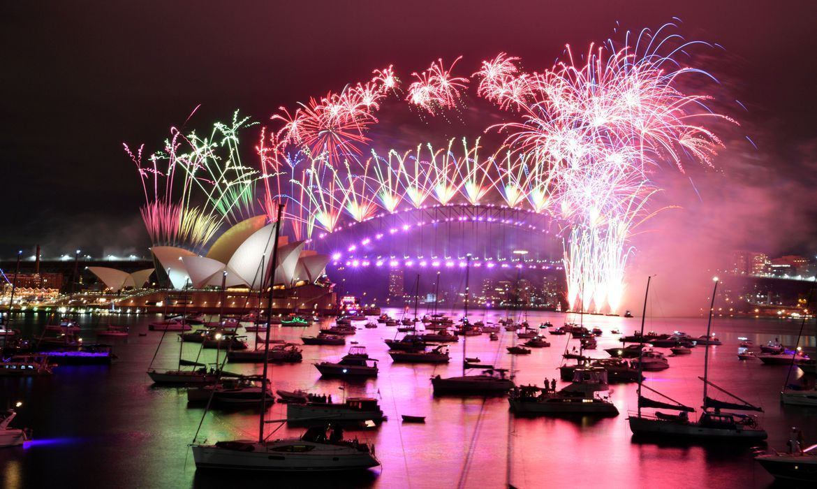 fogos-de-artificio-explodem-no-alto-de-ruas-vazias,-na-australia
