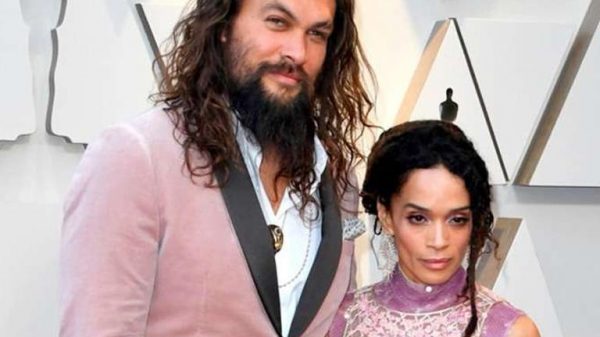 jason-momoa-causa-no-tapete-vermelho-vestido-com-as-cores-da-esposa