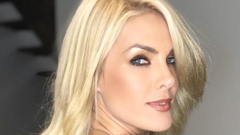 ana-hickmann-da-presentao-e-ganha-pedra-em-amigo-secreto