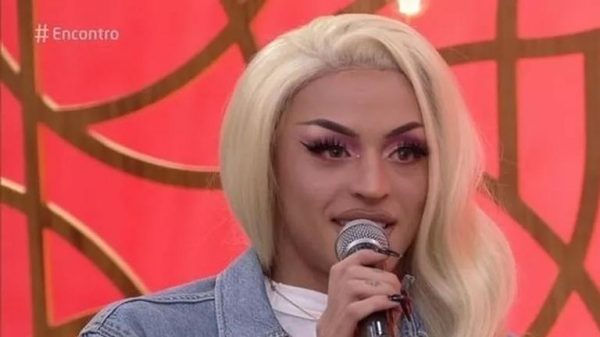 pablo-vittar-paga-mico-ao-vivo-no-programa-‘encontro’