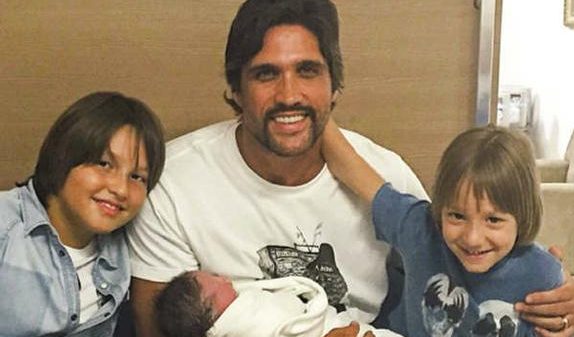 leo-chaves-festeja-a-chegada-de-jose
