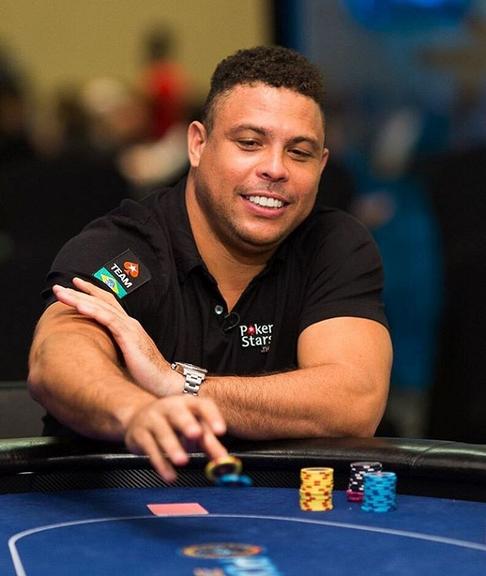 ronaldo-troca-os-campos-pelo-poker
