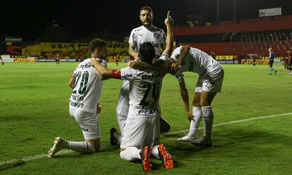 com-polemica-no-final,-palmeiras-bate-o-sport-na-ilha-do-retiro