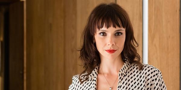 longe-das-novelas-por-cinco-anos,-debora-falabella-retorna-como-vila-sedutora