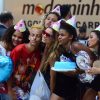 lexa-ganha-festa-de-aniversario-surpresa-de-fas-em-aeroporto-no-rio