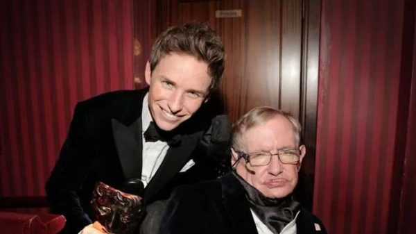 eddie-redmayne-lamenta-morte-de-stephen-hawking