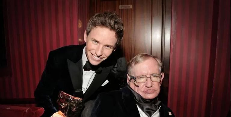 eddie-redmayne-lamenta-morte-de-stephen-hawking