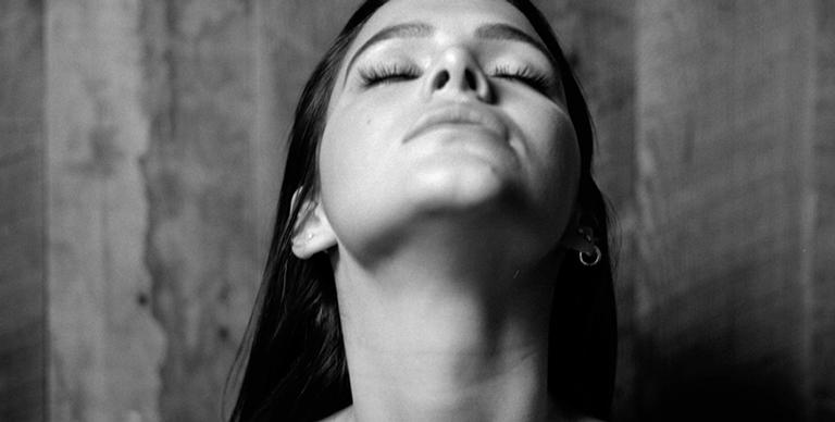 bruna-marquezine-posta-foto-de-topless