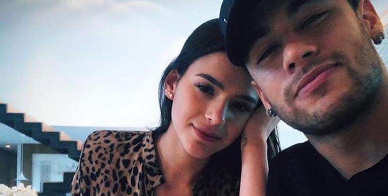 neymar-posa-com-bruna-marquezine-em-sua-mansao
