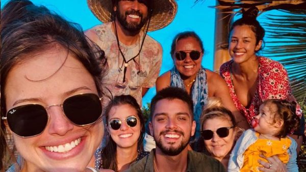 agatha-moreira-viaja-a-fernando-de-noronha-com-rodrigo-simas-e-familia