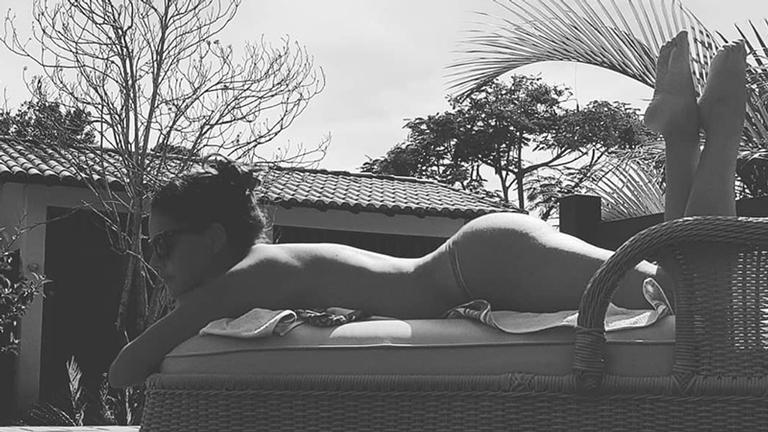 paloma-bernardi-de-topless-celebra-a-chegada-do-verao