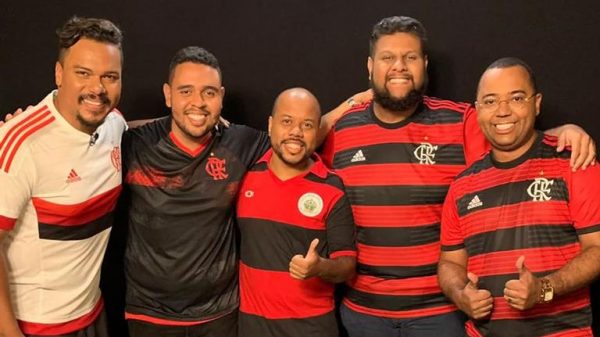 bruno-cardoso-e-dudu-nobre-tocam-musica-em-homenagem-as-vitimas-do-ninho-do-urubu