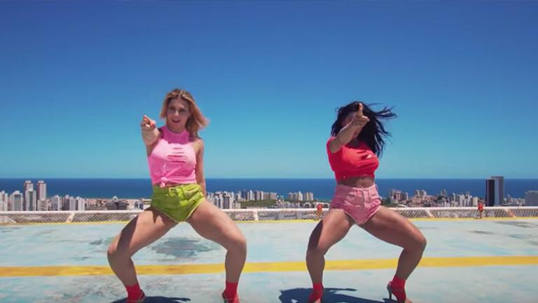 sheila-mello-e-scheila-carvalho-juntas-em-novo-clipe