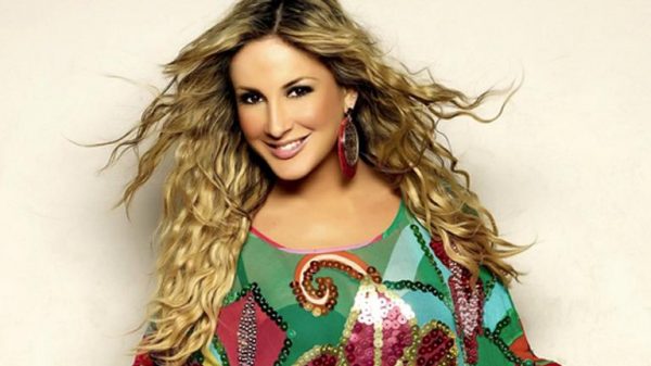 claudia-leitte-desembarca-em-aviao-clandestino-e-policia-prende-piloto