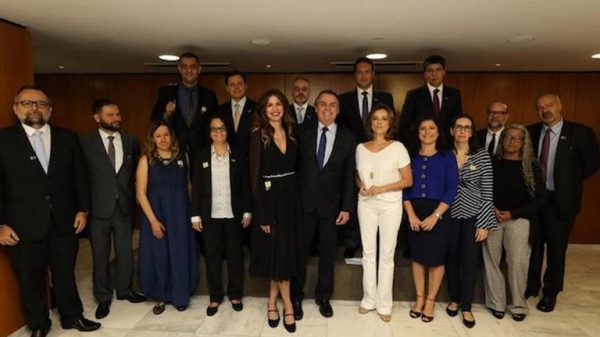 jair-bolsonaro-recebe-luciana-gimenez-e-grupo-em-cafe-da-manha