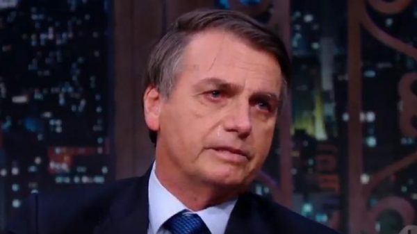 bolsonaro-homenageia-cantor-que-espancou-mulher-e-causa-revolta