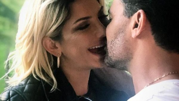 eduardo-costa-posta-foto-beijando-antonia-fontenele