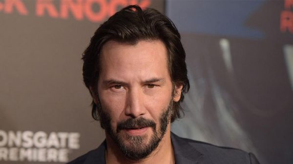 keanu-reeves-surpreende-com-visual-irreconhecivel-em-set