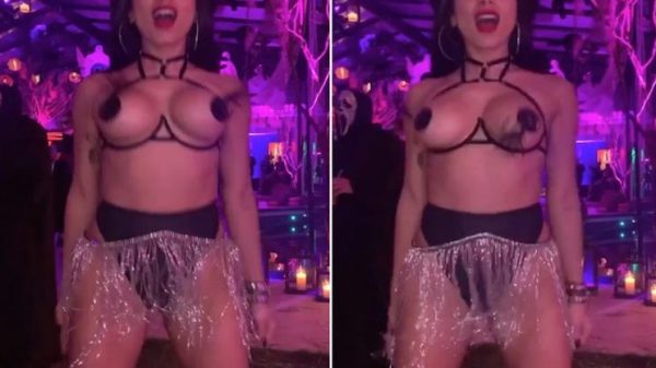 anitta-‘encarna’-elvira-em-festa-e-deixa-seios-praticamente-a-mostra
