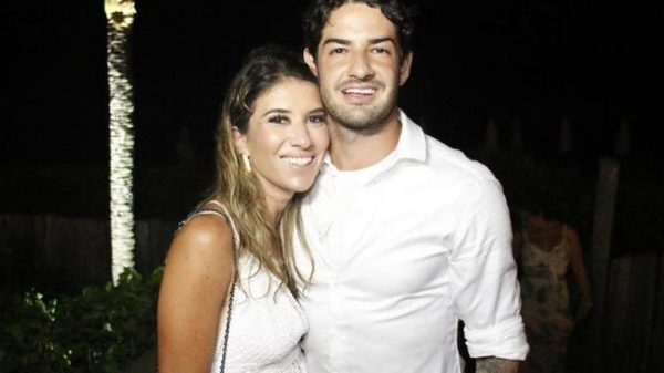 rebeca-abravanel-ganha-anel-de-r$-256-mil-de-alexandre-pato