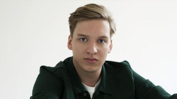 confira-o-novo-clipe-de-george-ezra,-‘pretty-shining-people’