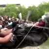 manifestantes-ingleses-derrubam-estatua-e-jogam-no-rio