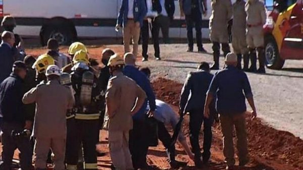 video:-bolsonaro-cai-em-inauguracao-de-hospital-e-viralizou