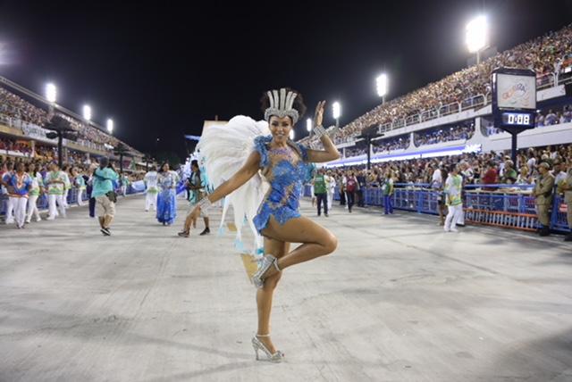 sheron-menezzes-arranca-aplausos-da-arquibancada-durante-desfile-da-portela