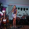 bruna-santana,-irma-de-luan-santana,-faz-farra-no-palco-do-cantor-em-camarote-da-sapucai