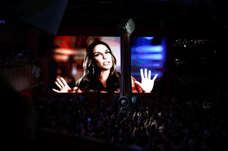 ivete-sangalo-surpreende-folioes-ao-‘surgir’-em-telao-em-salvador