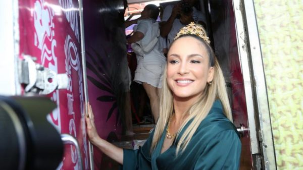 claudia-leitte-ja-esta-pronta-para-fazer-a-abertura-do-carnaval-de-salvador