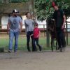 fernanda-rodrigues-e-raoni-carneiro-divertem-se-com-os-filhos-em-haras-no-rio