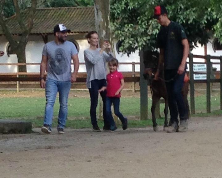 fernanda-rodrigues-e-raoni-carneiro-divertem-se-com-os-filhos-em-haras-no-rio