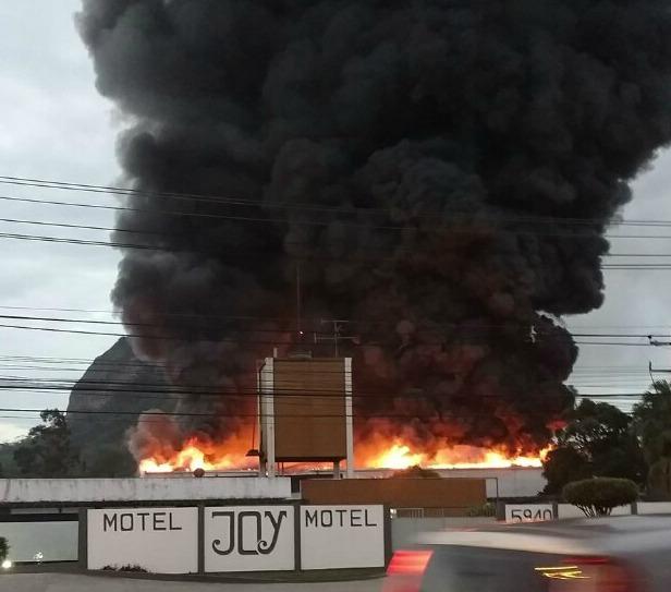 estudio-de-apoio-da-novela-deus-salve-o-rei,-da-globo,-pega-fogo-no-rio