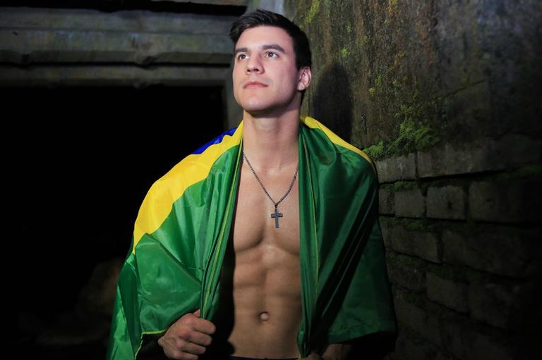 mister-brasil-bruno-poczinek-faz-ensaio-fotografico-para-dar-sorte-a-selecao-brasileira