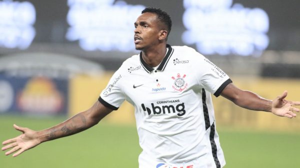 brasileiro:-corinthians-goleia-fluminense-por-5-a-0-em-sao-paulo