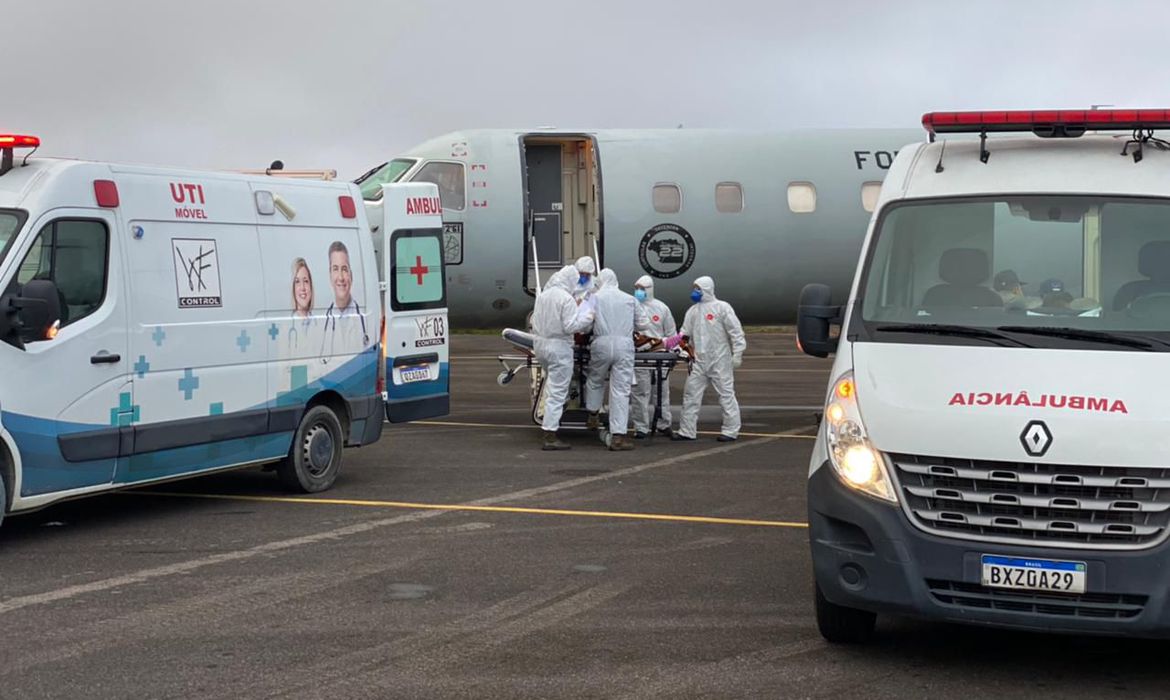 manaus:-familiares-buscam-cilindros-de-oxigenio-para-salvar-pacientes