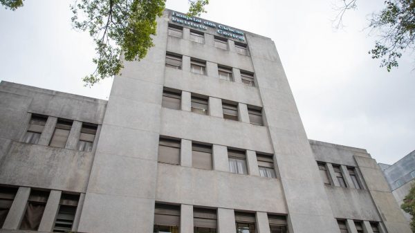 hospital-das-clinicas-comeca-a-vacinar-profissionais-contra-covid-19