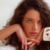 bruna-linzmeyer-da-uma-surra-de-beleza-em-selfie-de-frente-pro-espelho