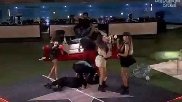 Pocah desmaia no meio da festa no BBB