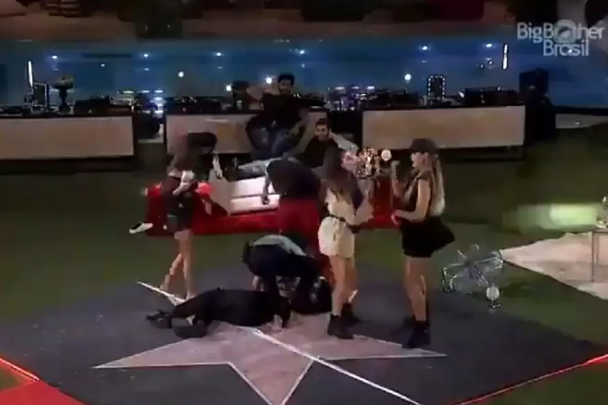 Pocah desmaia no meio da festa no BBB