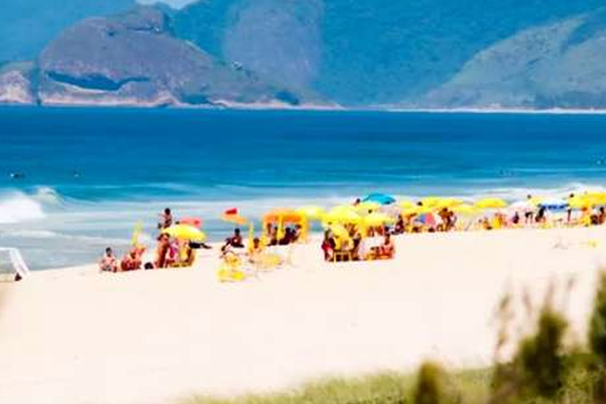 Polícia interrompeu festa clandestina de swing na Praia da Reserva, Rio de Janeiro, na última segunda-feira (5)