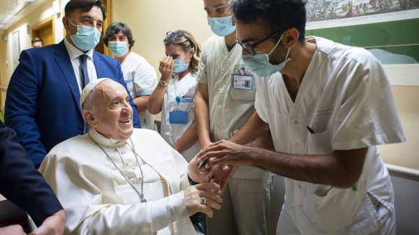 papa-francisco-ficara-no-hospital-por-mais-alguns-dias,-diz-vaticano