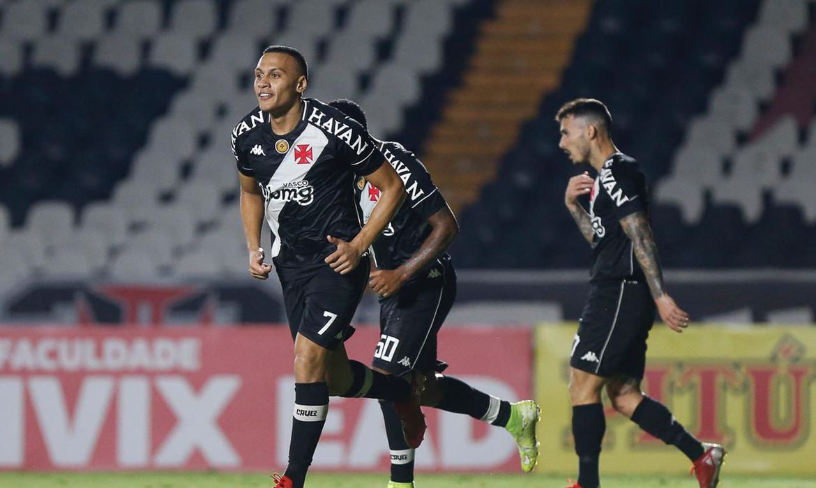 vasco-bate-vila-nova-em-sao-januario-e-entra-no-g4-da-serie-b