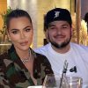 Rob Kardashian posa com a irmã Khloe em jantar familiar