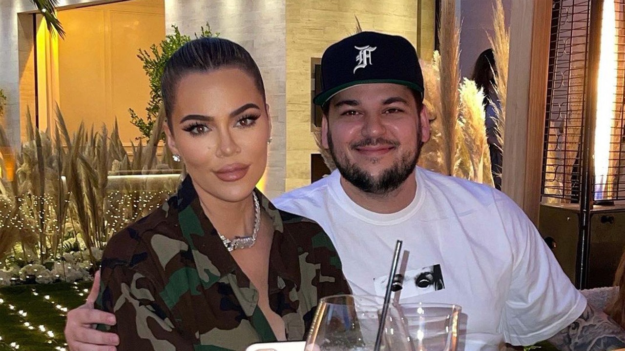 Rob Kardashian posa com a irmã Khloe em jantar familiar