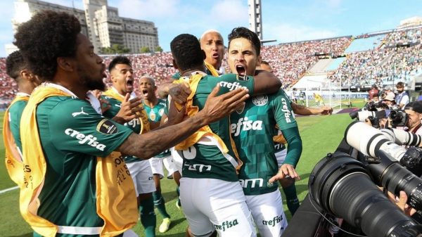 Em jogo histórico o Palmeiras desbanca o Flamengo e consagra-se como tricampeão da Libertadores, com dois títulos seguidos, igualando feito apensa antes do Santos de Pelé e São Paulo de Telê Santana.