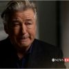 Alec Baldwin se emociona durante entrevista à ABC News, sua primeira entrevista após trágico acidente (Reprodução/ABCNews)