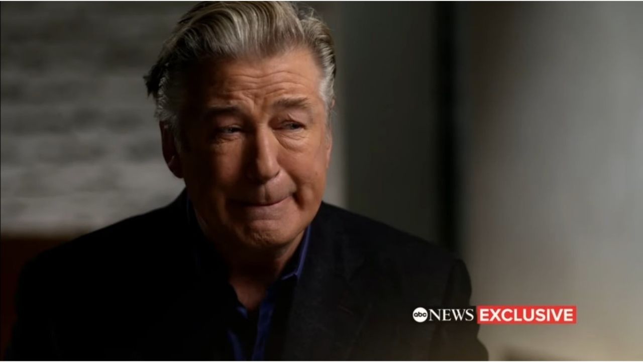 Alec Baldwin se emociona durante entrevista à ABC News, sua primeira entrevista após trágico acidente (Reprodução/ABCNews)