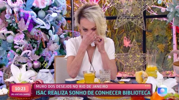 Ana Maria Braga chorou ao vivo e desabafou: "sou uma manteiga derretida" (Foto: Reprodução/TV Globo)